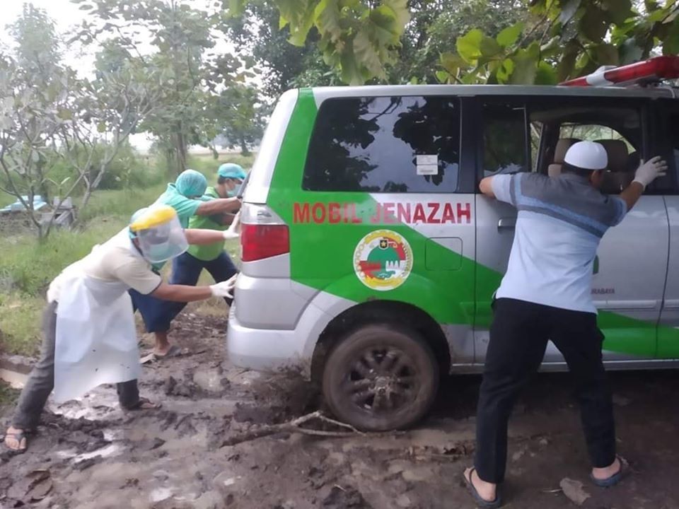 Potret perjuangan kru ambulans saat antar jenazah virus corona. (Facebook/Arif Witanto)