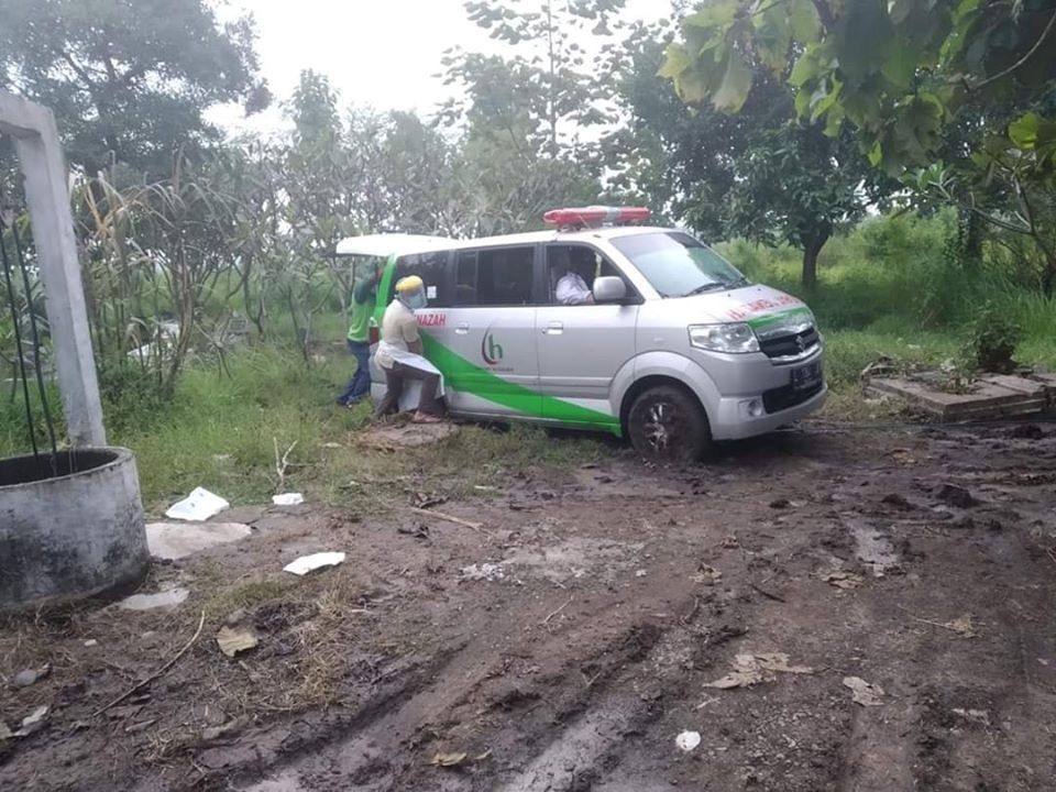 Potret perjuangan kru ambulans saat antar jenazah virus corona. (Facebook/Arif Witanto)