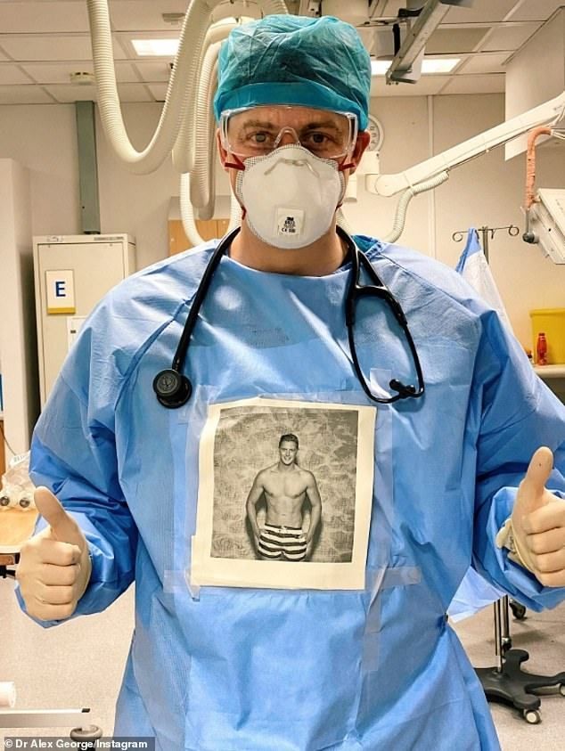 Dokter George dengan foto topless-nya (Twitter)