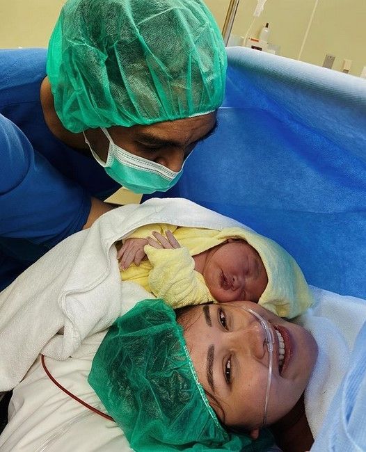 Glenn Fredly dan Mutia Ayu bersama bayinya, Gewa yang baru saja dilahirkan. [Instagram]