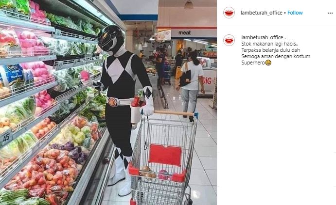 Waspada Covid-19, Orang Ini Sambangi Supermarket Pakai Kostum Superhero. (instagram.com/lambeturah_office)