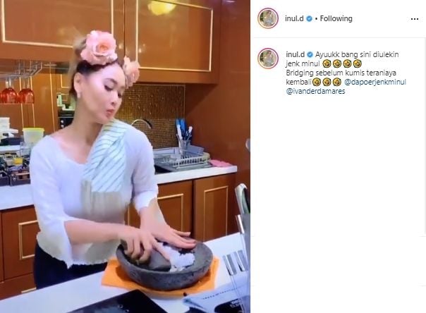 Inul Daratista Goyang Heboh Sambil Ngulek, Netizen Salfok ke Cobek. (instagram.com/inul.d)