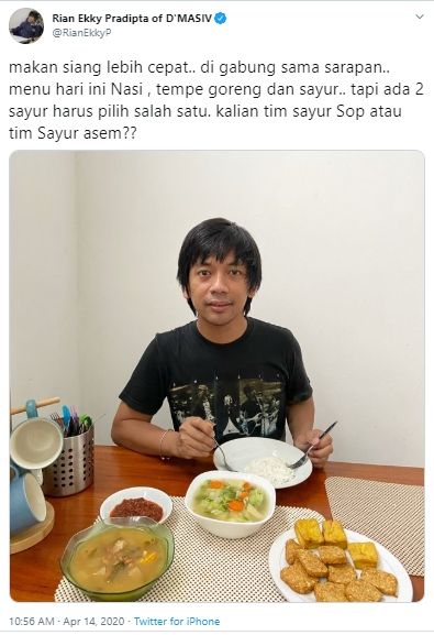 Rian D'Masiv Makan Tempe Goreng dan Sayur Asem. (twitter.com/RianEkkyP)