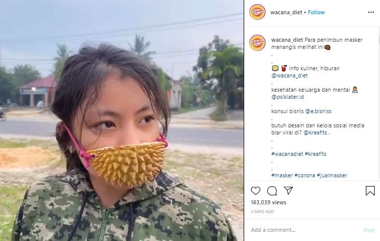 Sulap Kulit Durian Jadi Masker, Aksi Wanita Ini Bikin Netizen Ngakak. (Instagram/@wacana_diet)