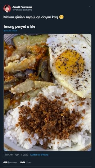 Chef Arnold Pamer Makan Penyetan, Warganet: Kok Telurnya Berdebu Banget? (Twitter/@ArnoldPoernomo)