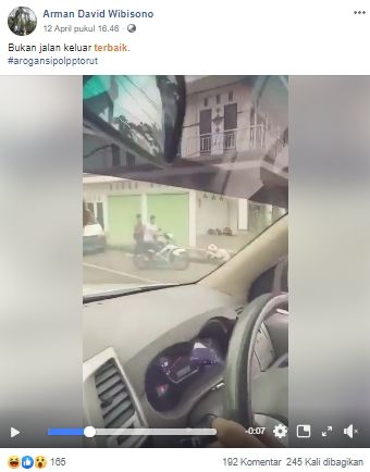 Pengendara motor disemprot air karena tak pakai masker (Facebook).