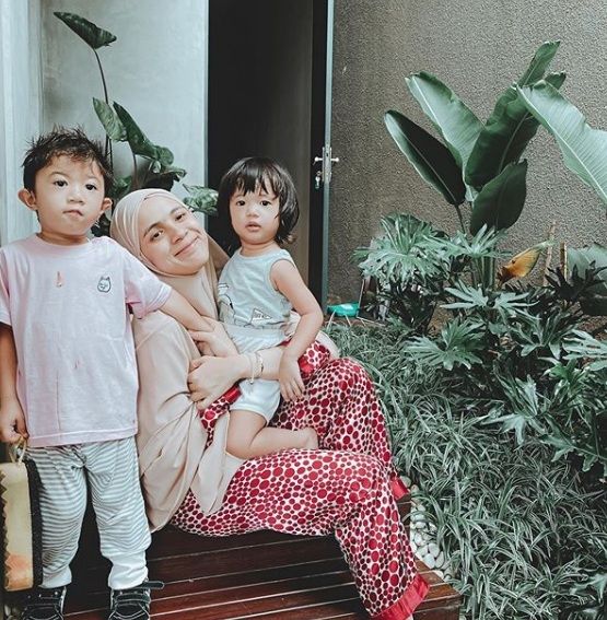 Nycta Gina dan kedua anaknya [Instagram/missnyctagina]