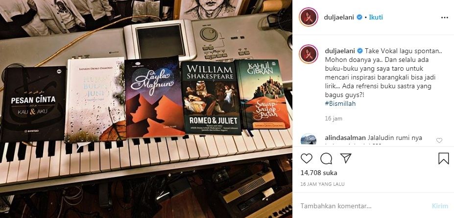 Abdul Qodir Jaelani alias Dul Jaelani memperlihatkan inspirasinya saat menulis lirik lagu dengan membaca sejumlah buku sastra [Instagram/@duljaelani]