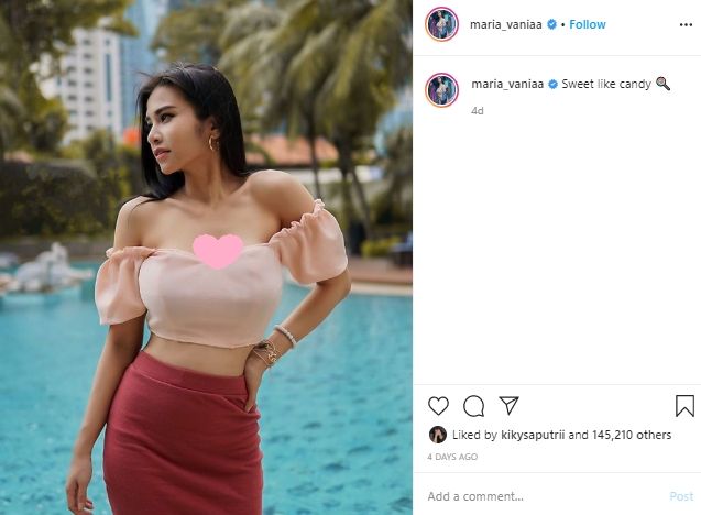 Maria Vania Nongkrong di Kolam Pakai Baju Seksi, Netizen: Awas Masuk Angin. (Instagram/@maria_vaniaa)