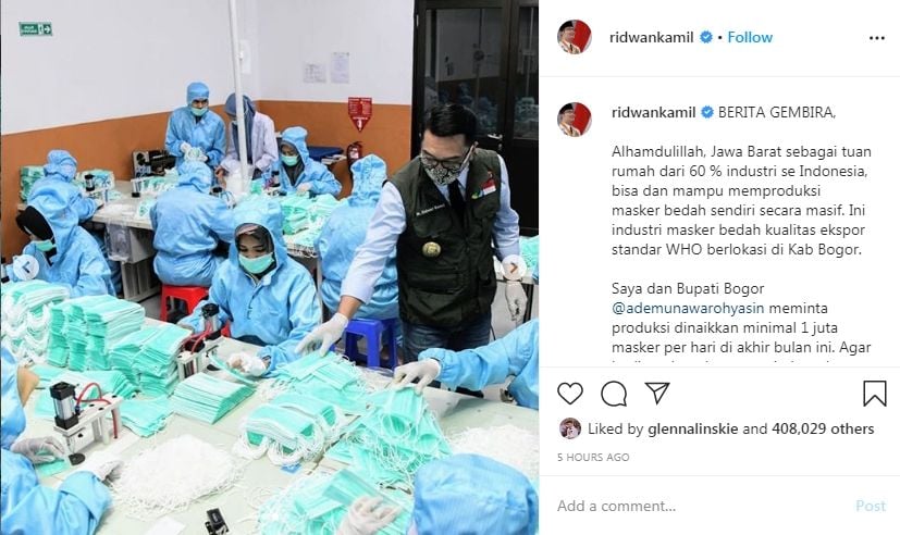 Ridwan Kamil berada di pabrik masker bedah (Instagram/RidwanKamil)