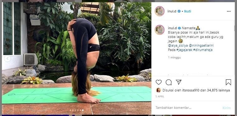 Inul pakai sport bra sambil yoga. (Instagram/@inul.d)