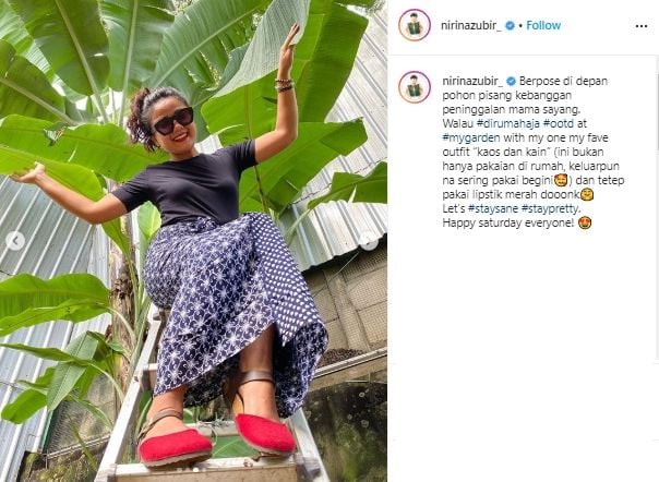 Di Rumah Aja, Nirina Zubir Pose dengan Pohon Pisang Kesayangan. (instagram.com/nirinazubir_)