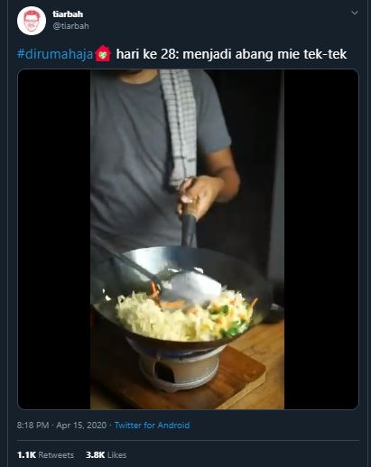 Kelamaan di Rumah, Pria Ini Coba Cosplay Jadi Tukang Nasi Goreng Keliling. (Twitter/@tiarbah)