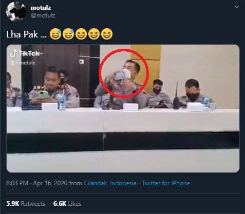 Lupa Masih Pakai Masker Sewaktu Minum Air Mineral, Aksi Polisi Ini Viral. (Twitter/@motulz)