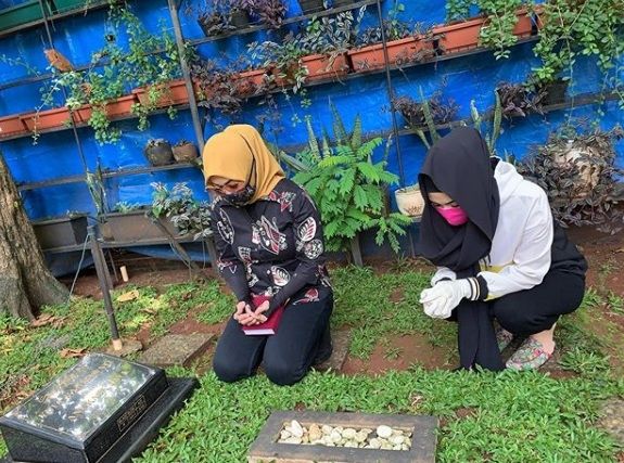 Keluarga berziarah ke makam Julia Perez [Instagram/dellaperez]