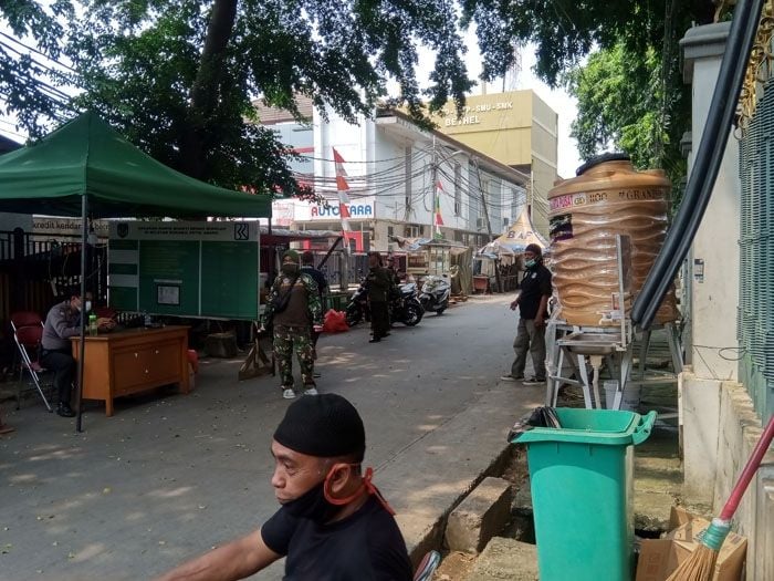 Jalan Petamburan IV, Tanah Abang, Jakarta Pusat, lokasi Asrama Sekolah Tinggi Teologi (STT) Bethel, kini dijaga ketat oleh aparat keamanan. Pasalnya, sebanyak 36 mahasiswa STT Bethel dinyatakan positif covid-19. [Suara.com/Yosea Arga Pramudita]