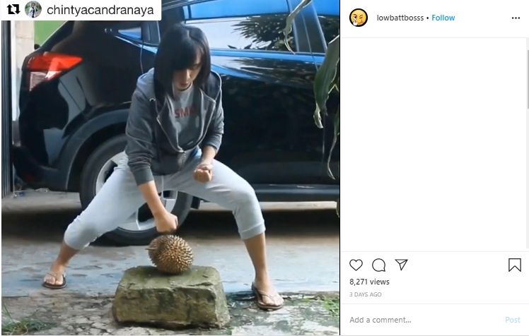  Ngeri-ngeri Sedap, Wanita Ini Berhasil Belah Durian Pakai Tangan Kosong. (Instagram/@lowbattboss)