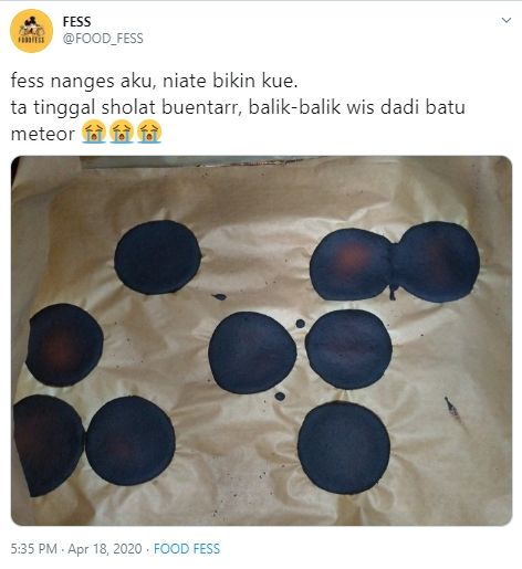 Kue Gosong Bak Batu Meteor, Netizen: Kenapa Ada Buah Khuldi di Sini?. (twitter.com/FOOD_FESS)