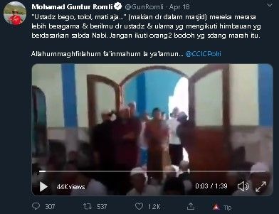 Pria caci maki ustaz di dalam masjid. (Twitter)