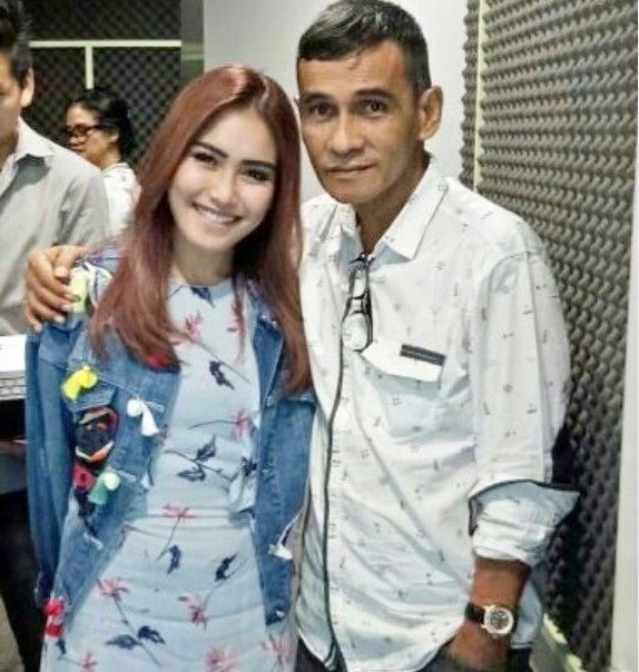 Papa T Bob bersama Ayu Ting Ting. [Instagram]