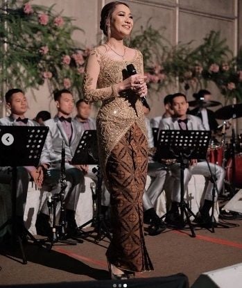 Bunga Citra Lestari anggun dan elegan mengenakan kebaya coklat dihiasi payet. (Instagram/@bclsinclair)