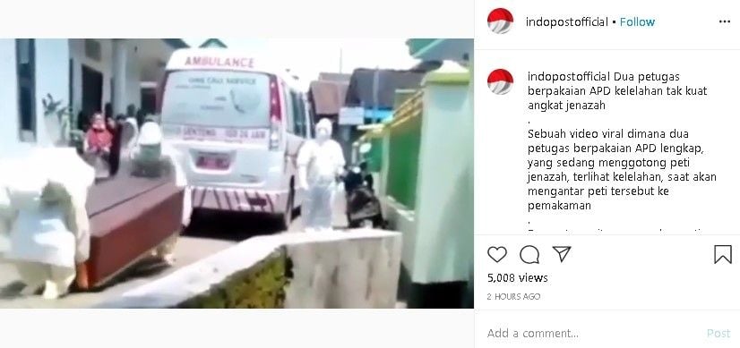 Petugas medis kesulitan angkat peti jenazah karena diduga kelelahan. (Instagram/@indopostofficial)