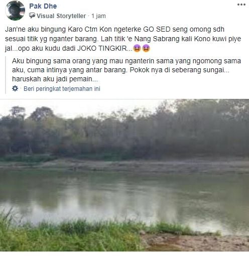 Ojol ini bingung saat antar barang lantaran lokasi antar harus menyebrang sungai. [@Pak Dhe / Facebook]