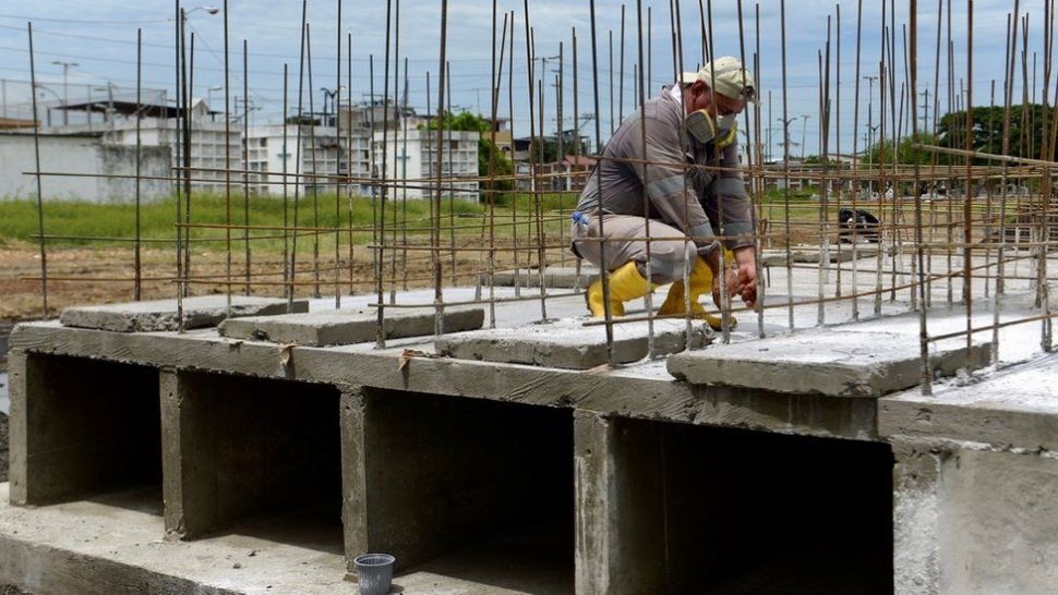 Pembangunan area pemakaman baru di kompleks pekuburan Angel Maria Canales,Guayaquil. (EAP)