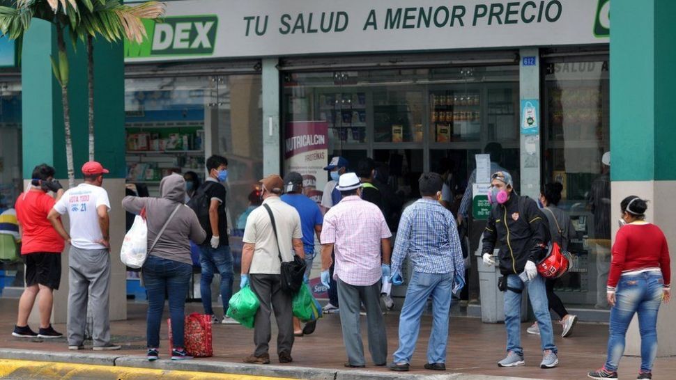 Antrean mengular di depan salah satu apotek Kota Guayaquil. (AFP)