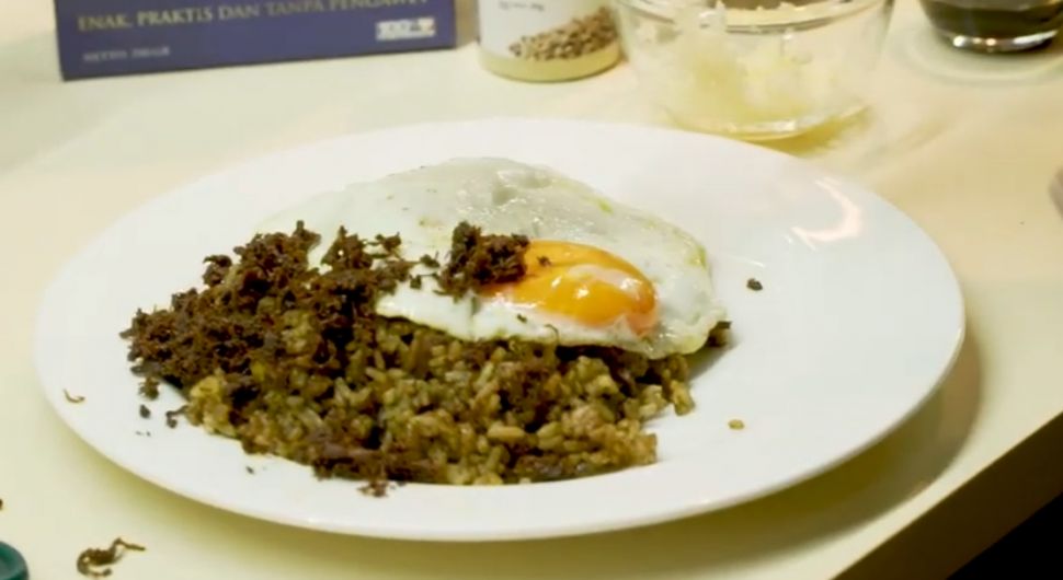 Resep Nasi Goreng Rendang ala Darius dan Donna Agnesia. (Dok. Youtube)