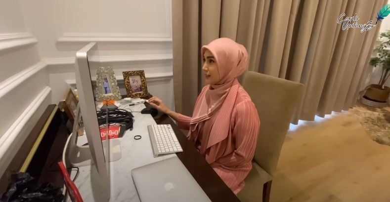 Fenita Arie saat terhubung video conference saksikan akad nikah Vebby Palwinta [Youtube/Cerita Untungs]