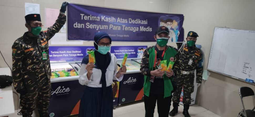 Penyerahan APD dan Es Krim (dok: Aice Group)