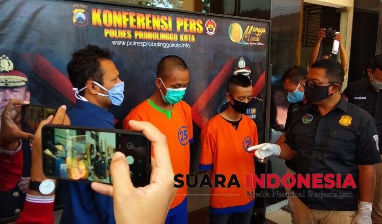 Kasat Narkoba Polres Probolinggo Kota, AKP. Harsono, Interogasi Dua Tersangka Pengguna Narkoba, Kamis (23/04/2020).