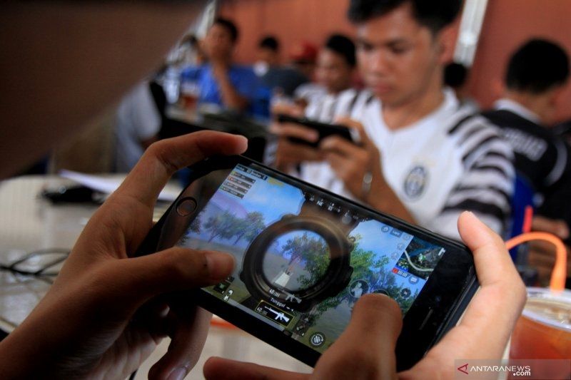 Sejumlah peserta mengikuti perlombaan game Player UnknownÕs Battle Grounds (PUBG) di Meulaboh, Aceh Barat, Aceh, Sabtu (22/6/2019). ANTARA FOTO/Syifa Yulinnas/hp. (ANTARA FOTO/SYIFA YULINNAS)