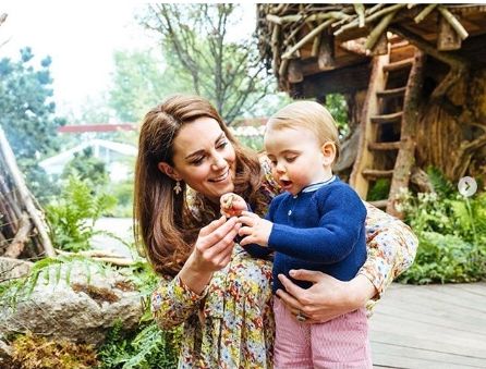 Pangeran Louis terlihat menikmati suasana RHS Back to Nature Garden, bersama sang ibu, Kate Middleton, memelajari tanaman.(Instagram @kensingtonroyal)