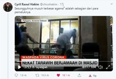 Warga nekat memanjat pagar masjid memi salat tarawih (Twitter).