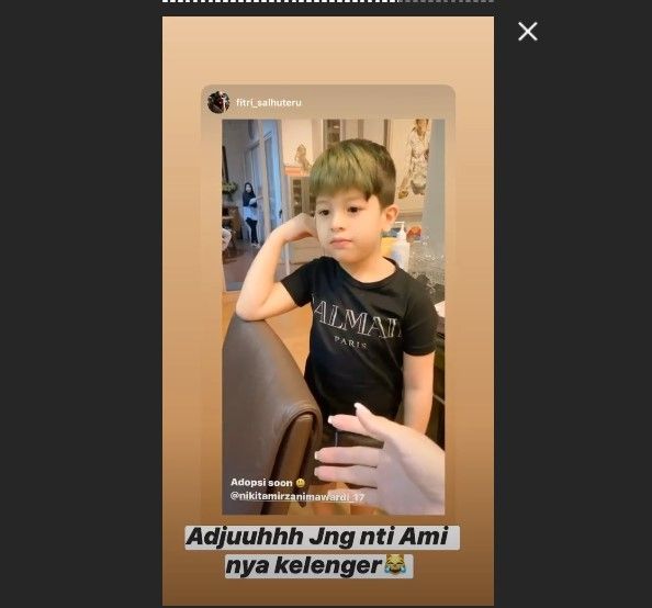 Anak Nikita Mirzani, Azka saat bermain di rumah Fitri Salhuteru. [Instagram]