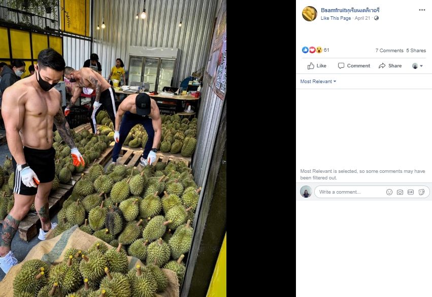 Dijaga Pria Tampan dan Seksi, Toko Durian Ini Buat Pelanggan Wanita Meleleh. (Facebook/Bsamfruit)