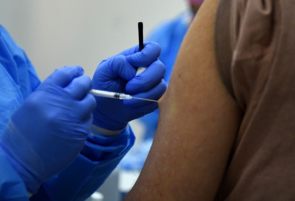 Vaksin Covid-19 diperkirakan tersedia pada September 2020. Foto: Seorang petugas medis sedang menyuntikkan vaksin flu ke warga Asuncion, Paraguay, pada 15 April kemarin. [AFP/Norberto Duarte]