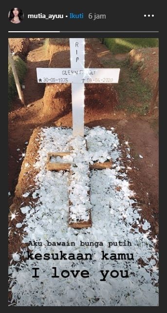 Unggahan Mutia Ayu saat nyekar ke makam suaminya, Glenn Fredly. [Instagram/@mutia_ayuu]