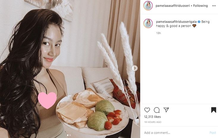 Pamela Safitri Pamer Makan Roti, Netizen Malah Salah Fokus ke Sini. (Instagram/@pamelaaasafitriduoserigala)