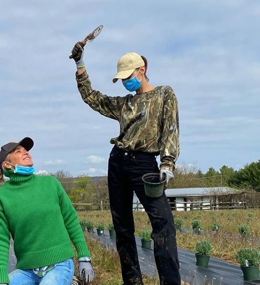 Gaya berkebun Bella Hadid [Instagram/@bellahadid]