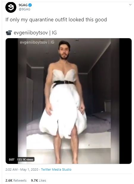 Kreasi gaun seksi dari selimut. (Twitter/@9GAG)