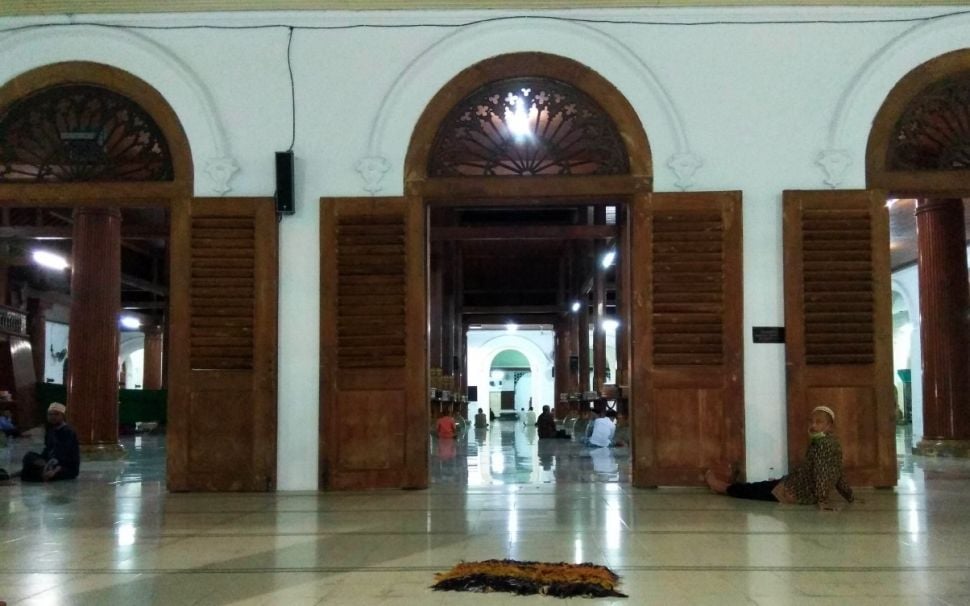 Suasana Masjid Ampel Surabaya, Jawa Timur, yang lenggang, hanya sekitar puluhan jamaah yang melaksanakan salat Tarawih di malam kesembilan Ramadan, Jumat (1/5/2020). [Suara.com/Dimas Angga P]