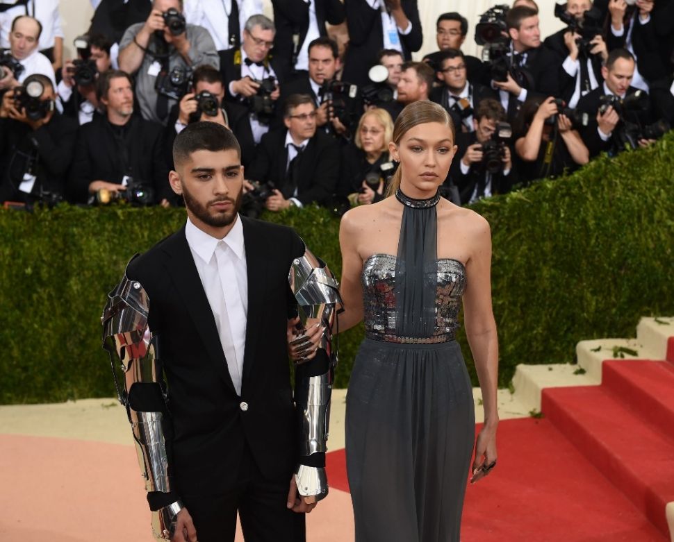 Model Gigi Hadid (kanan) dan sang kekasih Zayn Malik. [AFP/Timothy A. Clary]