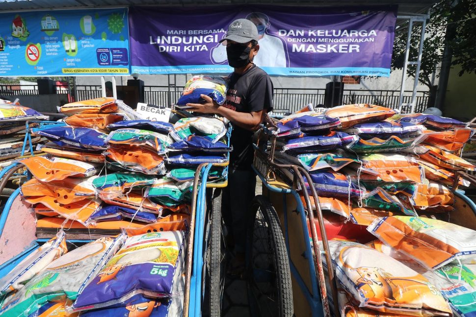 Tukang becak mendistribusikan paket Santunan Hadapi Bencana Tunai (Sahabat) kepada warga terdampak pandemi COVID-19 di Kelurahan Ngronggo, Kota Kediri, Jawa Timur, Jumat (1/5). [ ANTARA FOTO/Prasetia Fauzani]