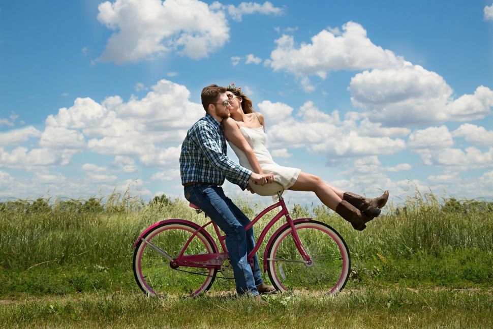 Ilustrasi pasangan menikah naik sepeda. (dok: Pixabay)