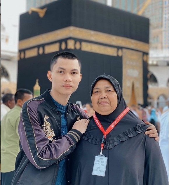 Apsensoo mengajak ibunya umrah. [Instagram]