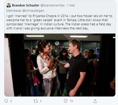 Brandon Schuster kalungkan bunga ke leher Priyanka Chopra. [Twitter]