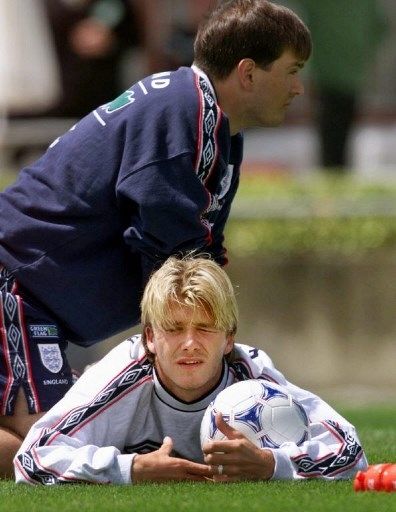 David Beckham saat berlatih bersama Timnas Inggris pada 1998. (GERRY PENNY/AFP).
